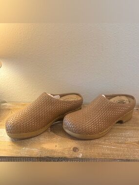 easy street Woven Slip-On Clog in Tan Brown